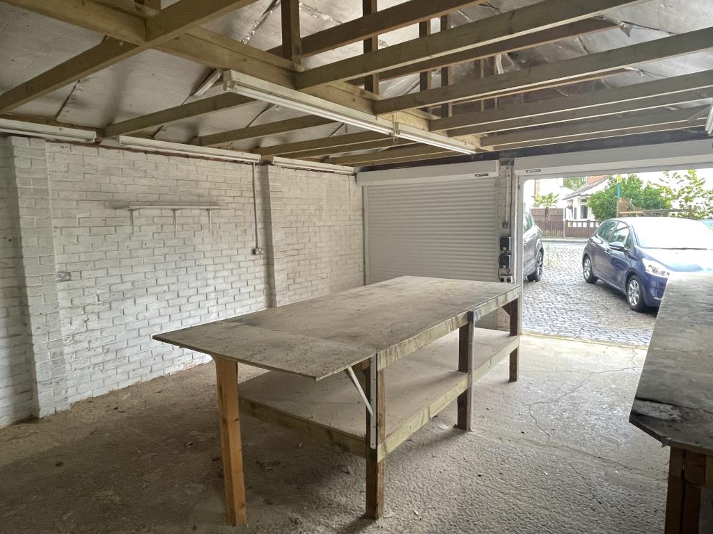 Lot: 140 - SEMI-DETACHED BUNGALOW FOR REFURBISHMENT -